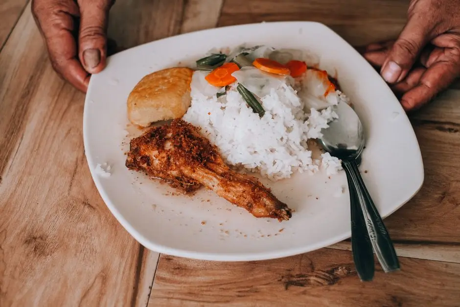 Penyajian hintalu masak habang dengan nasi hangat