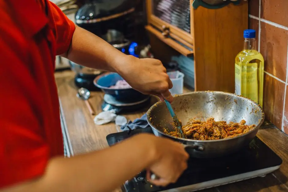 Tumis sayur sederhana di wajan untuk latihan memasak