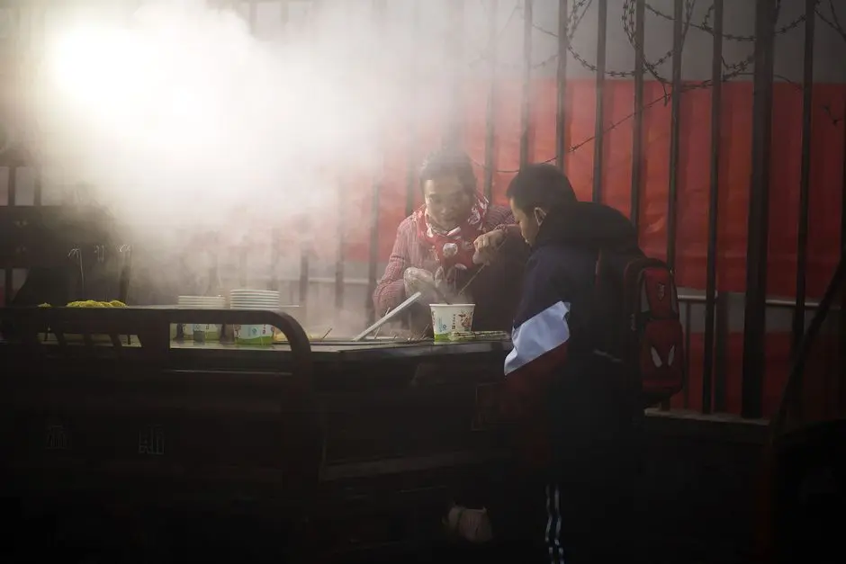 Warung soto sederhana di pinggir jalan Rantau dengan pelanggan duduk di bangku plastik